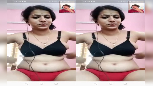 Sexy Mallu Bhabhi Shows Boobs On VC