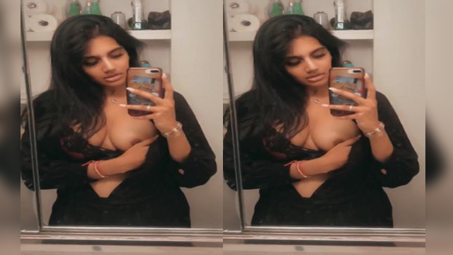 Beautiful Sexy Tamil Babe Showing Boobs