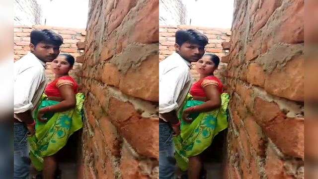 Desi Bhabhi Caught outdoor fucking