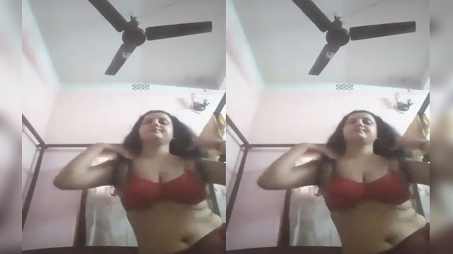 Sexy Desi Bhabhi Shows Boobs and Pussy Part2
