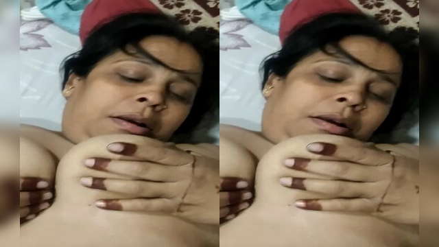 Desi Bhabhi Play with her Boobs
