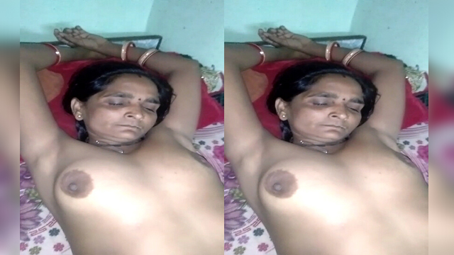 Mature bhabhi captured 2 clips Part1