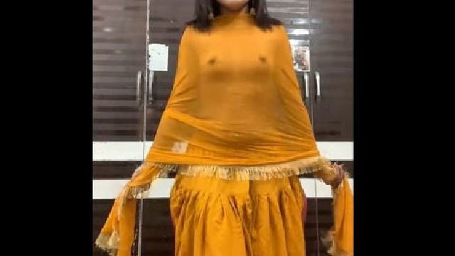 Sexy Girl in Salwar showing her Boobs