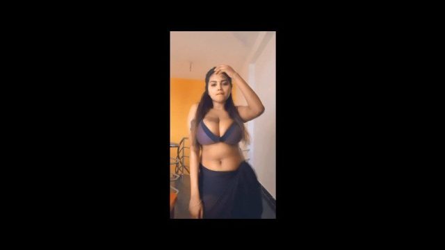 Elakkiya huge cleavage pop out and Jiggling boobs